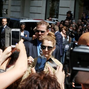 Céline Dion quitte son hôtel parisien pour se rendre à l'AccorHotels Arena où elle a chanté le soir le 24 juin 2016.