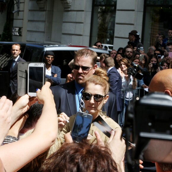 Céline Dion quitte son hôtel parisien pour se rendre à l'AccorHotels Arena où elle a chanté le soir le 24 juin 2016.