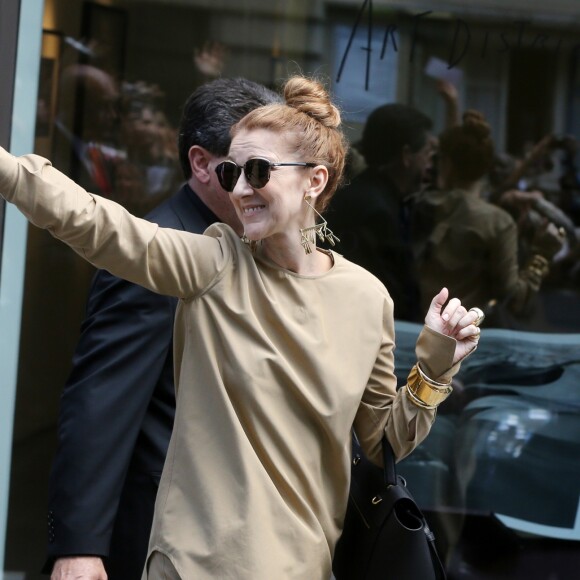 Céline Dion quitte son hôtel parisien pour se rendre à l'AccorHotels Arena où elle a chanté le soir le 24 juin 2016.