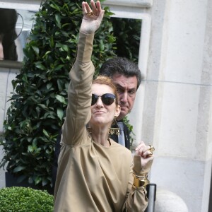 Céline Dion quitte son hôtel parisien pour se rendre à l'AccorHotels Arena où elle a chanté le soir le 24 juin 2016.