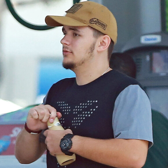 Prince Jackson fait le plein d'essence, avec des amis, dans une station service à Los Angeles, le 14 juin 2016.