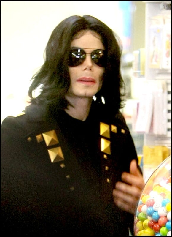 Michael Jackson en shopping avec ses enfants à Beverly Hills le 15 mai 2009