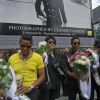 Les frères Jackson rendent hommage à Michael Jackson devant une photo de 1977 du chanteur du photographe Claude Vanheye installée au Gustav Mahlersquare à Amsterdam, le 30 juillet 2014.