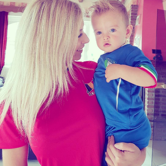 Stéphanie Clerbois (SS4) et son fils Lyam, une jolie supportrice pour les Belges lors de l'Euro 2016.