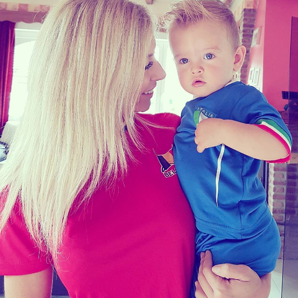 Stéphanie Clerbois (SS4) et son fils Lyam, une jolie supportrice pour les Belges lors de l'Euro 2016.