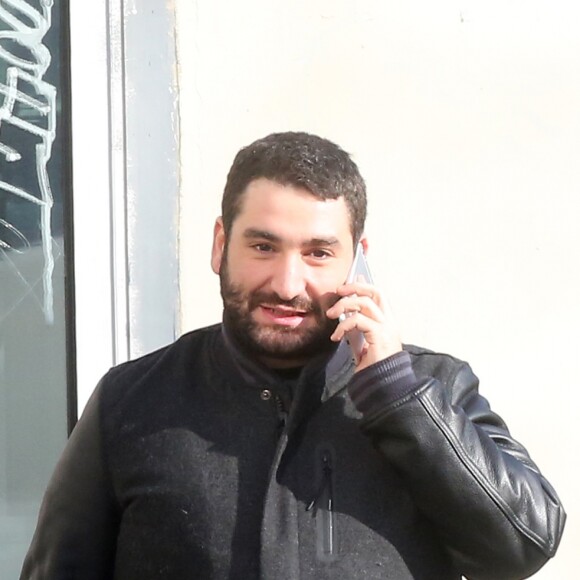 Exclusif - Mouloud Achour promène son chien dans les rues de Paris le 17 mars 2016.