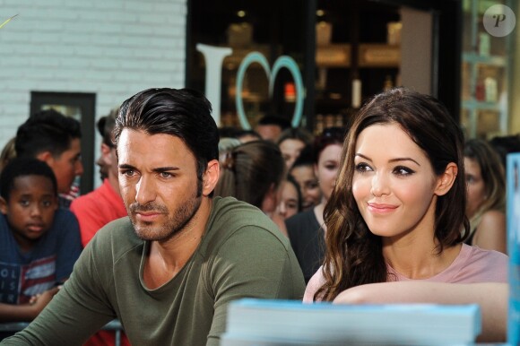 Exclusif - Nabilla Benattia dédicace son livre "Trop Vite" avec son compagnon Thomas Vergara au centre commercial "Merignac Soleil" à Bordeaux, le 26 juin 2016. © Thibaut Moritz-Patrick Bernard/Bestimage