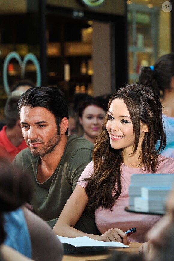 Exclusif - Nabilla Benattia dédicace son livre "Trop Vite" avec son compagnon Thomas Vergara au centre commercial "Merignac Soleil" à Bordeaux, le 26 juin 2016. © Thibaut Moritz-Patrick Bernard/Bestimage