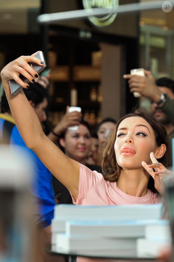 Exclusif - Nabilla Benattia dédicace son livre "Trop Vite" avec son compagnon Thomas Vergara au centre commercial "Merignac Soleil" à Bordeaux, le 26 juin 2016. © Thibaut Moritz-Patrick Bernard/Bestimage