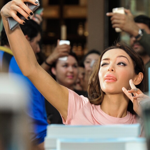 Exclusif - Nabilla Benattia dédicace son livre "Trop Vite" avec son compagnon Thomas Vergara au centre commercial "Merignac Soleil" à Bordeaux, le 26 juin 2016. © Thibaut Moritz-Patrick Bernard/Bestimage