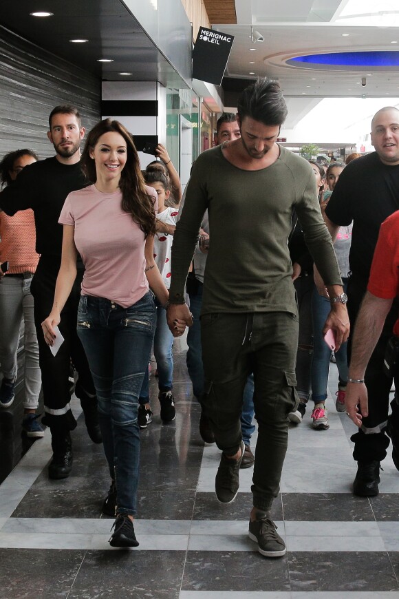 Exclusif - Nabilla Benattia dédicace son livre "Trop Vite" avec son compagnon Thomas Vergara au centre commercial "Merignac Soleil" à Bordeaux, le 26 juin 2016. © Thibaut Moritz-Patrick Bernard/Bestimage