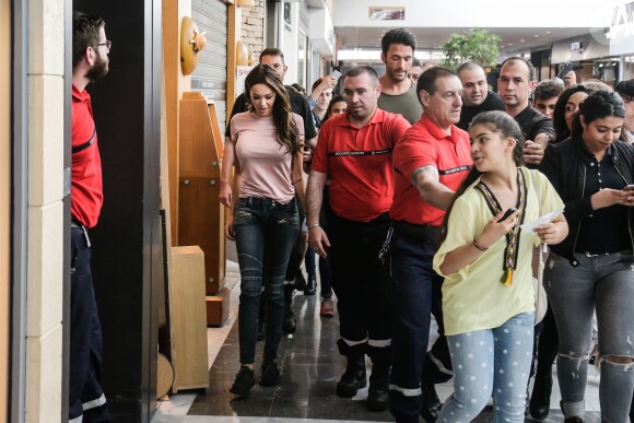 Exclusif - Nabilla Benattia dédicace son livre "Trop Vite" avec son compagnon Thomas Vergara au centre commercial "Merignac Soleil" à Bordeaux, le 26 juin 2016. © Thibaut Moritz-Patrick Bernard/Bestimage