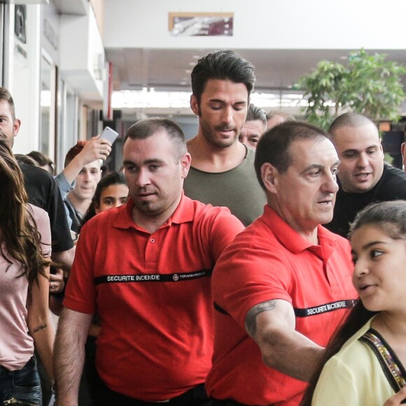 Exclusif - Nabilla Benattia dédicace son livre "Trop Vite" avec son compagnon Thomas Vergara au centre commercial "Merignac Soleil" à Bordeaux, le 26 juin 2016. © Thibaut Moritz-Patrick Bernard/Bestimage