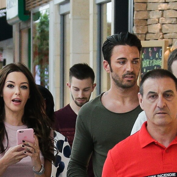 Exclusif - Nabilla Benattia dédicace son livre "Trop Vite" avec son compagnon Thomas Vergara au centre commercial "Merignac Soleil" à Bordeaux, le 26 juin 2016. © Thibaut Moritz-Patrick Bernard/Bestimage