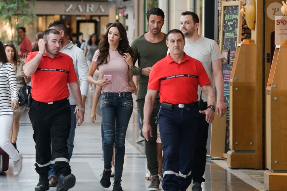 Exclusif - Nabilla Benattia dédicace son livre "Trop Vite" avec son compagnon Thomas Vergara au centre commercial "Merignac Soleil" à Bordeaux, le 26 juin 2016. © Thibaut Moritz-Patrick Bernard/Bestimage