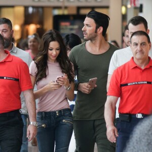 Exclusif - Nabilla Benattia dédicace son livre "Trop Vite" avec son compagnon Thomas Vergara au centre commercial "Merignac Soleil" à Bordeaux, le 26 juin 2016. © Thibaut Moritz-Patrick Bernard/Bestimage