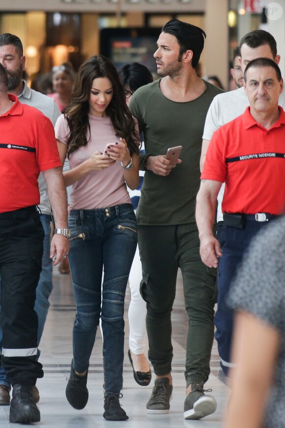 Exclusif - Nabilla Benattia dédicace son livre "Trop Vite" avec son compagnon Thomas Vergara au centre commercial "Merignac Soleil" à Bordeaux, le 26 juin 2016. © Thibaut Moritz-Patrick Bernard/Bestimage