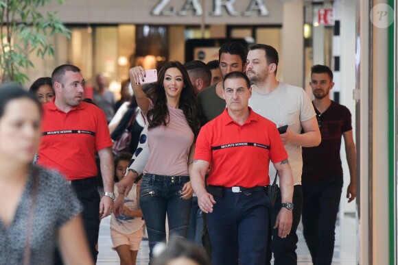 Exclusif - Nabilla Benattia dédicace son livre "Trop Vite" avec son compagnon Thomas Vergara au centre commercial "Merignac Soleil" à Bordeaux, le 26 juin 2016. © Thibaut Moritz-Patrick Bernard/Bestimage