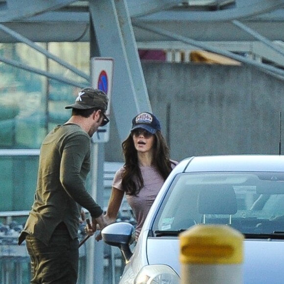 Exclusif - Nabilla Benattia arrive à l'aéroport de Mérignac avec son compagnon Thomas Vergara et leur chien Pita après avoir dédicacé son livre "Trop Vite", le 26 juin 2016. Elle porte une casquette avec l'inscription "Prison"!
