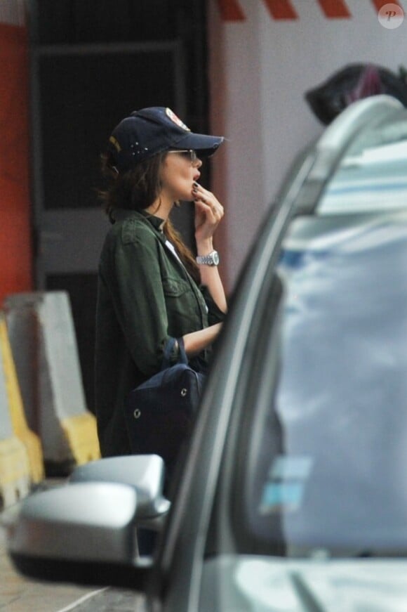 Exclusif - Nabilla Benattia arrive à la gare de Bordeaux avec son compagnon Thomas Vergara et leur chien Pita pour se rendre à la séance de dédicace de son livre "Trop Vite", le 26 juin 2016. Elle porte une casquette avec l'inscription "Prison"!