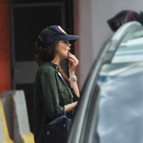 Exclusif - Nabilla Benattia arrive à la gare de Bordeaux avec son compagnon Thomas Vergara et leur chien Pita pour se rendre à la séance de dédicace de son livre "Trop Vite", le 26 juin 2016. Elle porte une casquette avec l'inscription "Prison"!