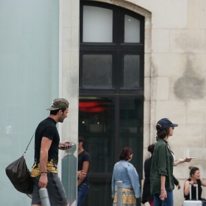 Exclusif - Nabilla Benattia arrive à la gare de Bordeaux avec son compagnon Thomas Vergara et leur chien Pita pour se rendre à la séance de dédicace de son livre "Trop Vite", le 26 juin 2016. Elle porte une casquette avec l'inscription "Prison"!