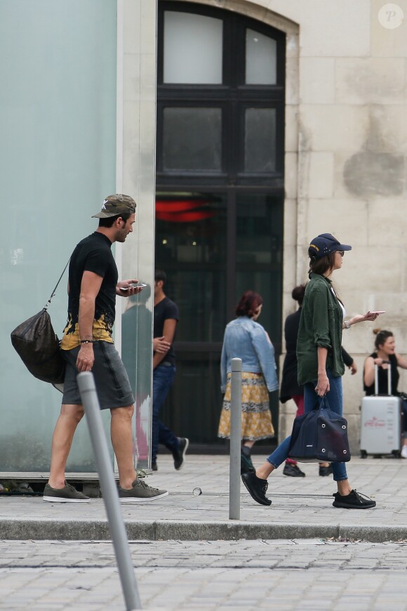 Exclusif - Nabilla Benattia arrive à la gare de Bordeaux avec son compagnon Thomas Vergara et leur chien Pita pour se rendre à la séance de dédicace de son livre "Trop Vite", le 26 juin 2016. Elle porte une casquette avec l'inscription "Prison"!