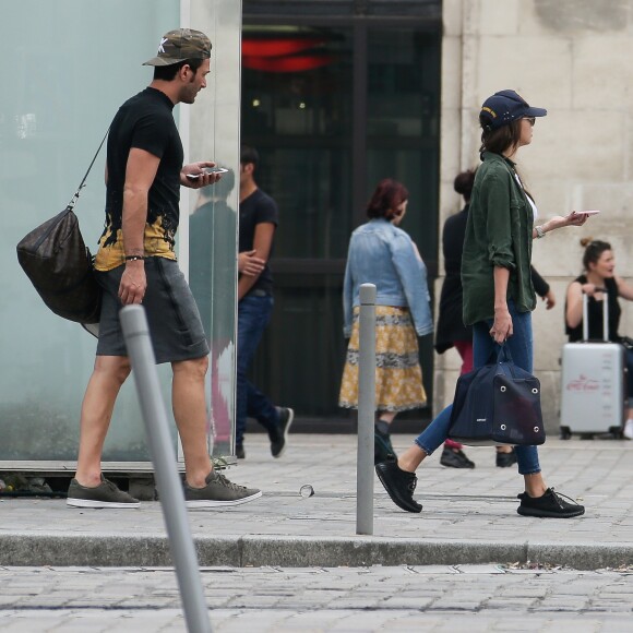 Exclusif - Nabilla Benattia arrive à la gare de Bordeaux avec son compagnon Thomas Vergara et leur chien Pita pour se rendre à la séance de dédicace de son livre "Trop Vite", le 26 juin 2016. Elle porte une casquette avec l'inscription "Prison"!