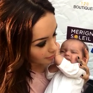 Nabilla Benattia pas à l'aise avec un bébé lors d'une séance de dédicaces à Bordeaux, dimanche 26 juin 2016