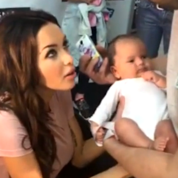 Nabilla Benattia effrayée à l'idée de porter un enfant lors de sa séance de dédicaces à Bordeaux, dimanche 26 juin 2016