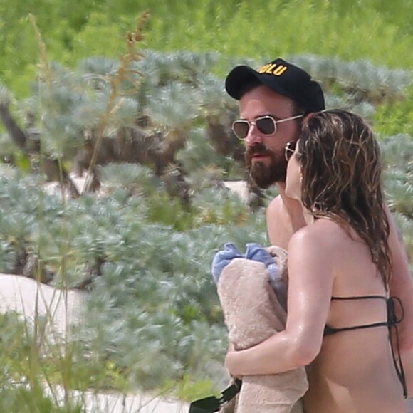 Exclusif - Jennifer Aniston et son mari Justin Theroux en vacances sur l'île d'Eleuthera aux Bahamas, le 11 juin 2016. Mariés l'année dernière, les deux amoureux semblent très complices. Ils ont passé la journée à se relaxer, se baigner dans les vagues, faire du paddle et s'embrasser.