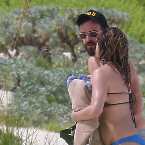 Exclusif - Jennifer Aniston et son mari Justin Theroux en vacances sur l'île d'Eleuthera aux Bahamas, le 11 juin 2016. Mariés l'année dernière, les deux amoureux semblent très complices. Ils ont passé la journée à se relaxer, se baigner dans les vagues, faire du paddle et s'embrasser.