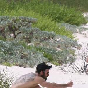 Exclusif - Jennifer Aniston et son mari Justin Theroux en vacances sur l'île d'Eleuthera aux Bahamas, le 11 juin 2016. Mariés l'année dernière, les deux amoureux semblent très complices. Ils ont passé la journée à se relaxer, se baigner dans les vagues, faire du paddle et s'embrasser.