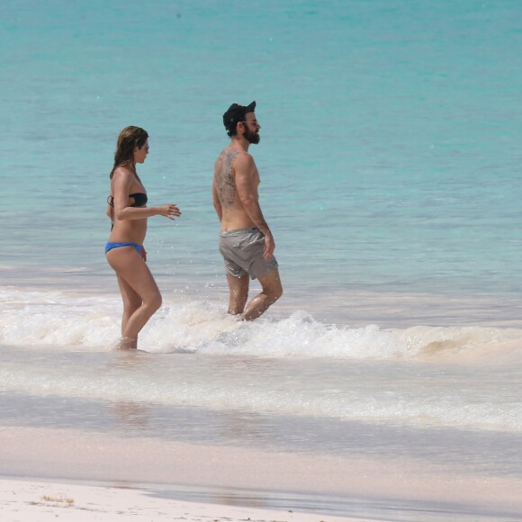 Exclusif - Jennifer Aniston et son mari Justin Theroux en vacances sur l'île d'Eleuthera aux Bahamas, le 11 juin 2016. Mariés l'année dernière, les deux amoureux semblent très complices. Ils ont passé la journée à se relaxer, se baigner dans les vagues, faire du paddle et s'embrasser.