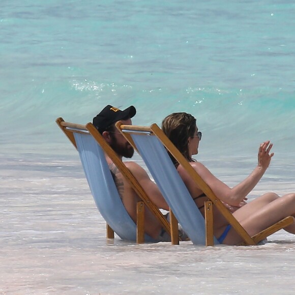 Exclusif - Jennifer Aniston et son mari Justin Theroux en vacances sur l'île d'Eleuthera aux Bahamas, le 11 juin 2016. Mariés l'année dernière, les deux amoureux semblent très complices. Ils ont passé la journée à se relaxer, se baigner dans les vagues, faire du paddle et s'embrasser.