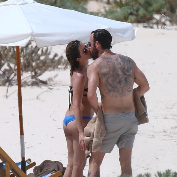 Exclusif - Jennifer Aniston et son mari Justin Theroux en vacances sur l'île d'Eleuthera aux Bahamas, le 11 juin 2016. Mariés l'année dernière, les deux amoureux semblent très complices. Ils ont passé la journée à se relaxer, se baigner dans les vagues, faire du paddle et s'embrasser.