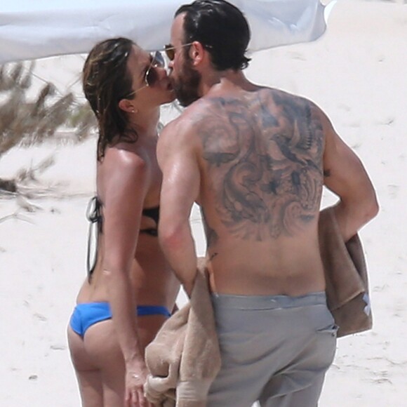 Exclusif - Jennifer Aniston et son mari Justin Theroux s'embrassent en vacances sur l'île d'Eleuthera aux Bahamas, le 11 juin 2016.