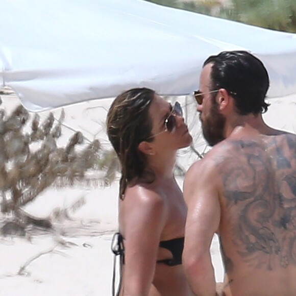 Exclusif - Jennifer Aniston et son mari Justin Theroux en vacances sur l'île d'Eleuthera aux Bahamas, le 11 juin 2016. Mariés l'année dernière, les deux amoureux semblent très complices. Ils ont passé la journée à se relaxer, se baigner dans les vagues, faire du paddle et s'embrasser.