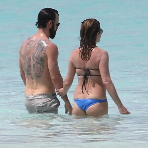 Exclusif - Jennifer Aniston et son mari Justin Theroux en vacances sur l'île d'Eleuthera aux Bahamas, le 11 juin 2016. Mariés l'année dernière, les deux amoureux semblent très complices. Ils ont passé la journée à se relaxer, se baigner dans les vagues, faire du paddle et s'embrasser.