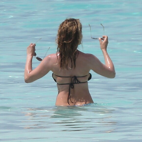 Exclusif - Prix Spécial - No web - No blog - Jennifer Aniston et son mari Justin Theroux en vacances sur l'île d'Eleuthera aux Bahamas, le 11 juin 2016. Mariés l'année dernière, les deux amoureux semblent très complices. Ils ont passé la journée à se relaxer, se baigner dans les vagues, faire du paddle et s'embrasser. Jennifer porte un bikini noir et bleu. On distingue un ventre légèrement arrondi… L'actrice serait-elle enceinte? For Germany call for price No web - No blog Exclusive - Jennifer Aniston and Justin Theroux vacation on the white sand beaches of Eleuthera, an island in the Bahamas, on June 11, 2016. They got married last August and amidst rumors of the two divorcing, they looked to be enjoying each others company. The happily married couple were seen playing in the clear blue waves of the beach, paddleboarding, relaxing and kissing. Jennifer was wearing a black bikini top with blue bottoms and it looks as though she could be sporting a tiny baby bump.13/06/2016 - Eleuthera
