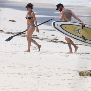 Exclusif - Jennifer Aniston et son mari Justin Theroux en vacances sur l'île d'Eleuthera aux Bahamas, le 11 juin 2016. Mariés l'année dernière, les deux amoureux semblent très complices. Ils ont passé la journée à se relaxer, se baigner dans les vagues, faire du paddle et s'embrasser.