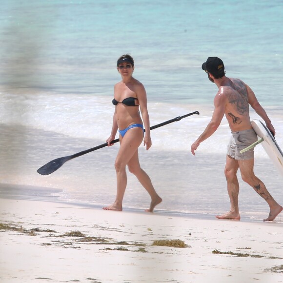 Exclusif - Jennifer Aniston et son mari Justin Theroux en vacances sur l'île d'Eleuthera aux Bahamas, le 11 juin 2016. Mariés l'année dernière, les deux amoureux semblent très complices. Ils ont passé la journée à se relaxer, se baigner dans les vagues, faire du paddle et s'embrasser.