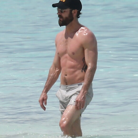 Exclusif - Jennifer Aniston et son mari Justin Theroux en vacances sur l'île d'Eleuthera aux Bahamas, le 11 juin 2016. Mariés l'année dernière, les deux amoureux semblent très complices. Ils ont passé la journée à se relaxer, se baigner dans les vagues, faire du paddle et s'embrasser.