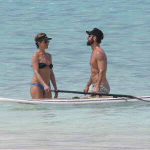 Exclusif - Jennifer Aniston et son mari Justin Theroux en vacances sur l'île d'Eleuthera aux Bahamas, le 11 juin 2016. Mariés l'année dernière, les deux amoureux semblent très complices. Ils ont passé la journée à se relaxer, se baigner dans les vagues, faire du paddle et s'embrasser.