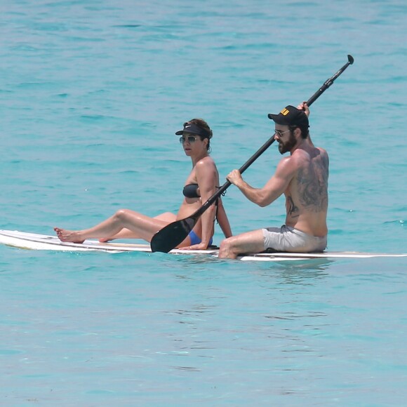 Exclusif - Jennifer Aniston et son mari Justin Theroux en vacances sur l'île d'Eleuthera aux Bahamas, le 11 juin 2016. Mariés l'année dernière, les deux amoureux semblent très complices. Ils ont passé la journée à se relaxer, se baigner dans les vagues, faire du paddle et s'embrasser.