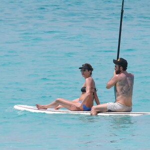 Exclusif - Jennifer Aniston et son mari Justin Theroux en vacances sur l'île d'Eleuthera aux Bahamas, le 11 juin 2016. Ils ont passé la journée à se relaxer, se baigner dans les vagues, faire du paddle et s'embrasser.