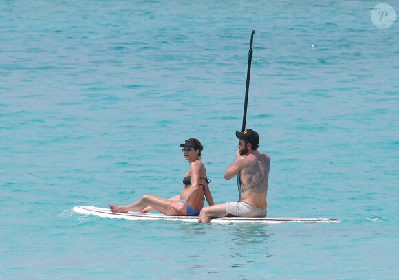 Exclusif - Jennifer Aniston et son mari Justin Theroux en vacances sur l'île d'Eleuthera aux Bahamas, le 11 juin 2016. Ils ont passé la journée à se relaxer, se baigner dans les vagues, faire du paddle et s'embrasser.