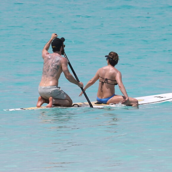 Exclusif - Jennifer Aniston et son mari Justin Theroux en vacances sur l'île d'Eleuthera aux Bahamas, le 11 juin 2016. Mariés l'année dernière, les deux amoureux semblent très complices. Ils ont passé la journée à se relaxer, se baigner dans les vagues, faire du paddle et s'embrasser.