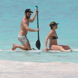 Exclusif - Jennifer Aniston et son mari Justin Theroux en vacances sur l'île d'Eleuthera aux Bahamas, le 11 juin 2016. Mariés l'année dernière, les deux amoureux semblent très complices. Ils ont passé la journée à se relaxer, se baigner dans les vagues, faire du paddle et s'embrasser.