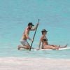 Exclusif - Jennifer Aniston et son mari Justin Theroux en vacances sur l'île d'Eleuthera aux Bahamas, le 11 juin 2016. Mariés l'année dernière, les deux amoureux semblent très complices. Ils ont passé la journée à se relaxer, se baigner dans les vagues, faire du paddle et s'embrasser.
